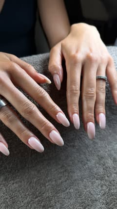Nežan rozikast nude manikir u salonu S.art