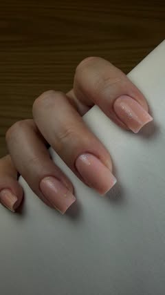 Sjajan nude gel manikir, besprekorna završnica